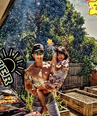 吴尊和亲友开泳池烧烤趴 单手抱女儿大秀肌肉