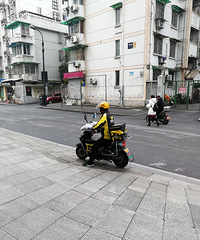 这个外卖小哥够拼的,拿着两个外卖保温箱子送外卖