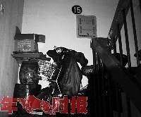 "惊险!出租房里电动车引发大火浓烟 困住一楼人"