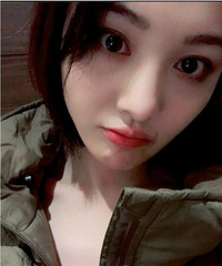郑爽晒自拍嘟嘴卖萌 嘴角伤痕引人瞩目