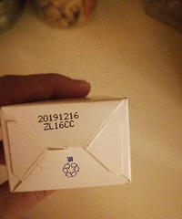 "屯多了,前面全新的婴幼儿用品,后面学步车也没用几次"