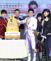 "林志颖全家同台公开露面 双胞胎儿子背诵唐诗不见Kimi"