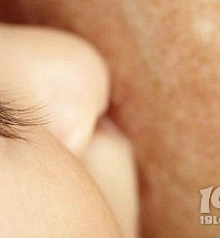 "哺乳期得荨麻疹怎么办?哺乳期得了荨麻疹还可以哺乳吗?"