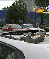 "萧山一高层小区外墙脱落砸坏6辆车,修车费一大笔!谁来赔?"
