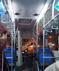 "昨晚杭州的妖风太可怕!小区高楼墙体瓷砖被吹落、公交车玻璃被震