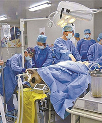"大熊猫“成就”术后未脱离危险期 20多人的医疗团队24小时照"