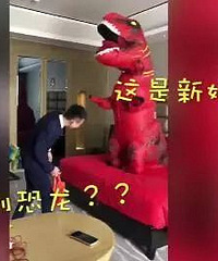 "打开新娘卧室门,这么大一只恐龙,新郎当场愣住了…你们感受一"
