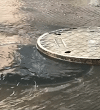 小区门口污水四溢,谁能管管啊
