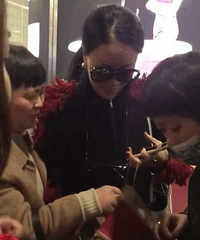 包里被女粉丝塞进一件内衣 那英回应的两个字惹争议