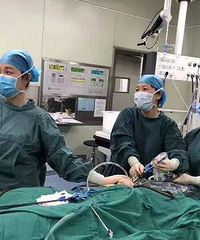 "【天呐】37岁女子怀孕,一查子宫是空的!医生竟从肚脐取出.."