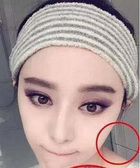 杨幂穿透视裙美上天 却被发现身后的红毯都P歪了