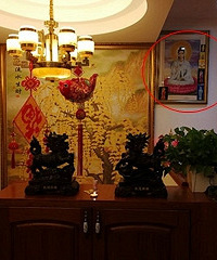 应母亲的强烈要求……