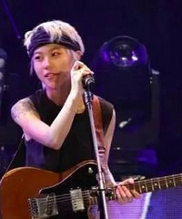 谢霆锋送王菲女儿窦靖童千万吉他 两人的关系不一般
