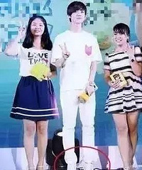 "身高不够,踮脚来凑……爱豆们为了增高可真是使出了浑身解"