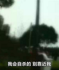 "女子产后抑郁抱娃持刀乱挥 丈夫一个拥抱化"