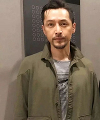 "胡歌又调皮了!晒图回应脱发,请收下这个脑门式比心"