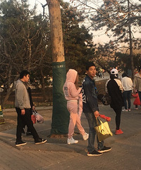 李小璐带甜馨逛公园 全程不见贾乃亮
