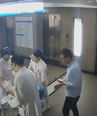"午夜监控记录惊险画面:孕妇脐带脱垂 杭州女医生托举20分钟!"