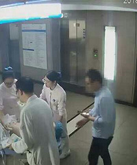 "孕妇脐带脱垂 杭州女医生托举20分钟!浙"