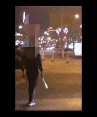 "突发|水果店店员打架竟掏出西瓜刀,巡逻队员英勇夺刀将其制"