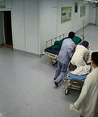 "杭州孕妇上完厕所突然早产!女医生竟用3根手指救了她"