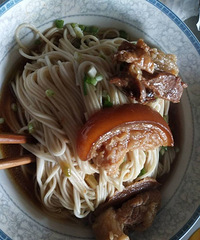 噶油的肉喜欢哇?面条呢?