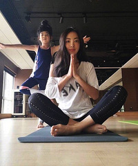 曹格妻子教女儿练瑜伽 姐姐Grace软萌可爱姿势专业