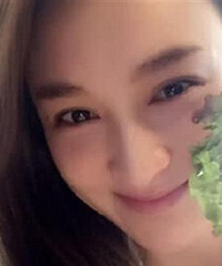 她20年前掌掴赵薇,嫁富豪后隐退,41岁活成这样