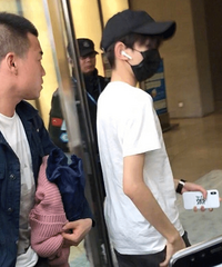 "王源变身弹幕男孩 “第一铁汉”秒露中二本色"