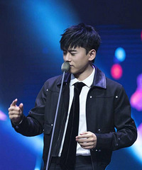 张杰晒照分享演唱会歌单 自侃手机像素太差看不清