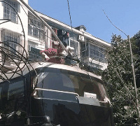 马塍路上这个小伙居然用手拨电线,吓坏
