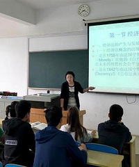 "假如妈妈和女友一起掉进水里你先救谁 武昌工学院老师给出了答案