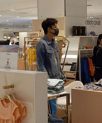 给女儿买衣服?贾乃亮现身状态好 李小璐不在身旁