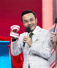 汪涵《天天》爆料曾错失一亿 神秘朋友现身诉原委