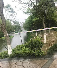 突发!杭州3岁小男孩掉入河中!爸爸跑来把他捞起,可惜