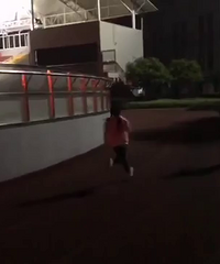 每天下午放学后,杭州小女孩穿着运动服在自己家楼下锻炼.