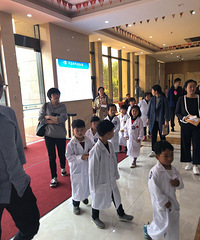 医院来了一批年纪这么小的“眼科医生”,抓眼球