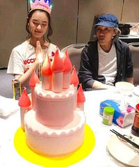 林允剧组庆生周星驰陪伴在旁,粉红蛋糕少女心爆棚.