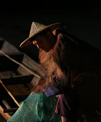《暗夜古宅》谎言村场景照曝光 真人NPC成解谜线索