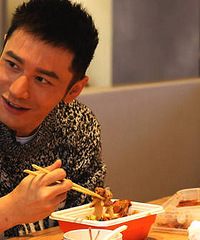 黄晓明自曝吃什么都胖 坦言人生不需要后悔