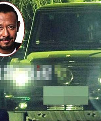 携娇妻及两个儿子现身 55岁的姜文像个小老头