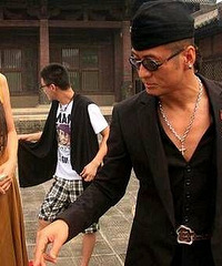 当红明星吸毒被抓,两次“出轨”毁掉两段婚姻,52岁再求婚前妻