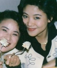 24岁爆红,47岁丈夫与父母同年相继去世,为赡养公婆单身至今