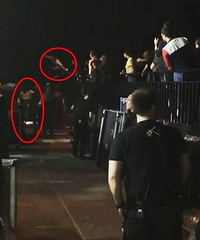 疯狂男粉丝演唱会直扑偶像 女歌手被撞倒在地