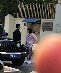 杨紫当街熊抱李现 树袋熊似的挂在他身上…