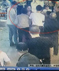 杭州滨江3岁外孙女被狗吓哭,大妈挡了下狗,对方就要打孩子!