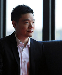 组图:众星出席斯诺克世锦赛发布会 奥沙利文吃个不停