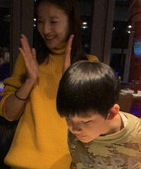 董洁生日开怀大笑似少女 儿子暖心陪伴个子又高