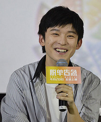 董子健发与吴彦祖湿身对比:说好的拍成男神呢?