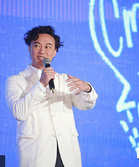 漫威盛典歌手站C位惹议 陈奕迅晒与钢铁侠握手照